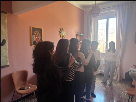 Il gruppo in movimento durante una costellazione familiare nello studio di Genova
