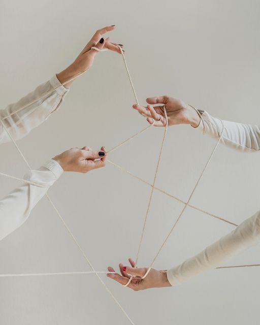 Mani intrecciate da fili dorati, le connessioni familiari che emergono nelle Costellazioni