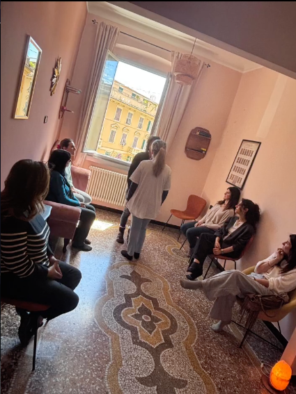 I rappresentanti prendono posto nel campo sistemico durante una costellazione di gruppo