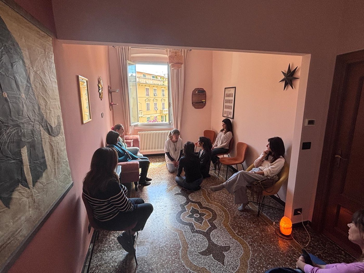 Cerchio di sedie nello spazio dove si svolge la formazione in Costellazioni Familiari a Genova