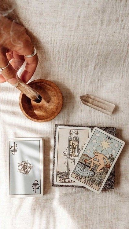 Carte dei Tarocchi, cristallo e palo santo su lino &mdash; gli strumenti di una sessione individuale