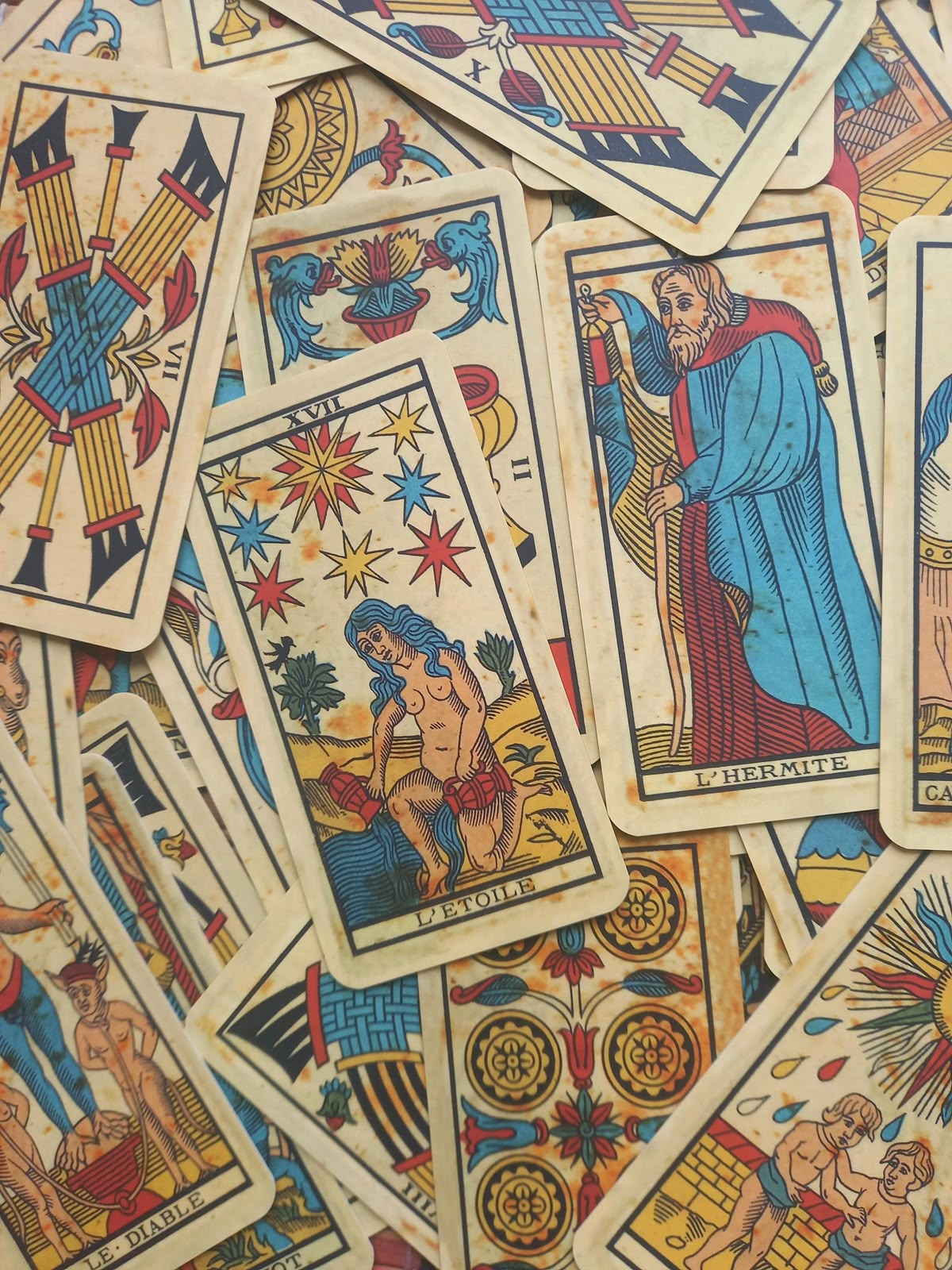 Carte dei Tarocchi di Marsiglia sparse &mdash; L&rsquo;&Eacute;toile, L&rsquo;Hermite e altri Arcani Maggiori